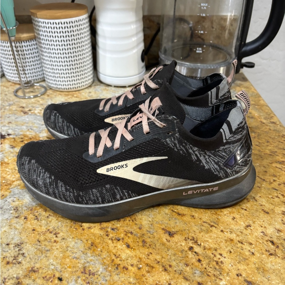 Brooks levitate 4 size 8.5 - Picture 3 of 9